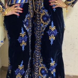 Elegant Blue and Gold Embroidered Dress Thoub with scarf, like new. Worn once